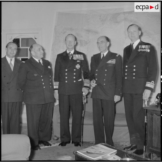 Alger. Le vice-amiral britannique Guy Grantham et le vice-amiral français Auboyneau avec des autorités dans les locaux de l'Amirauté.
