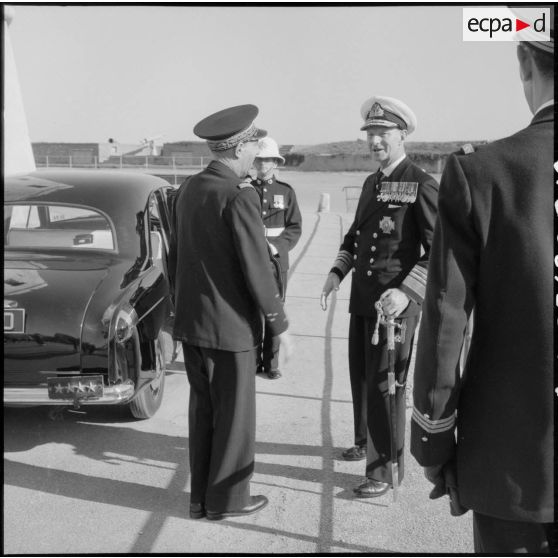 Alger. Prise d'armes à l'Amirauté. Le vice-amiral britannique Guy Grantham et le vice-amiral français Auboyneau.