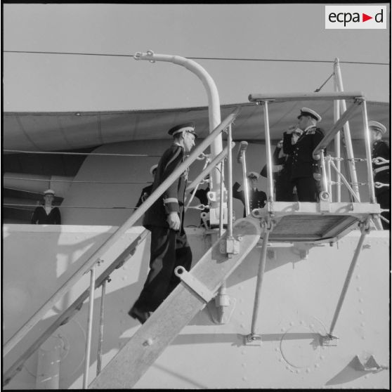 Alger. Le vice-amiral britannique Sir Guy Grantham arrive pour la cérémonie à bord du croiseur britannique "Birmingham".