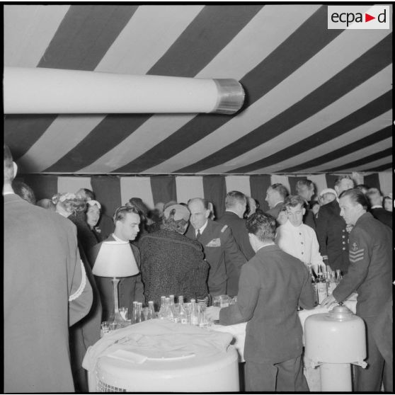 Alger. Cocktail à la villa Sidi Alaoui organisé par le vice-amiral Auboyneau et sa femme.