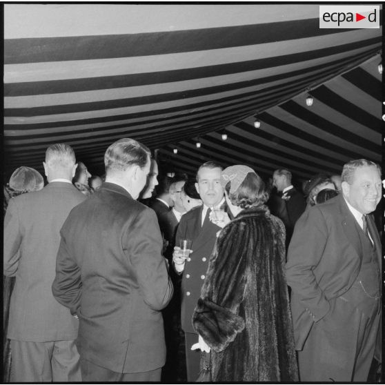 Alger. Cocktail à la villa Sidi Alaoui organisé par le vice-amiral Auboyneau et sa femme.