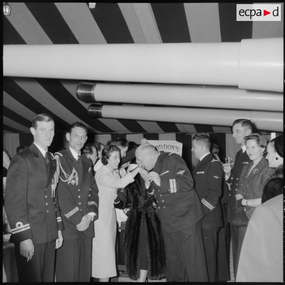 Alger. Cocktail à la villa Sidi Alaoui organisé par le vice-amiral Auboyneau et sa femme.