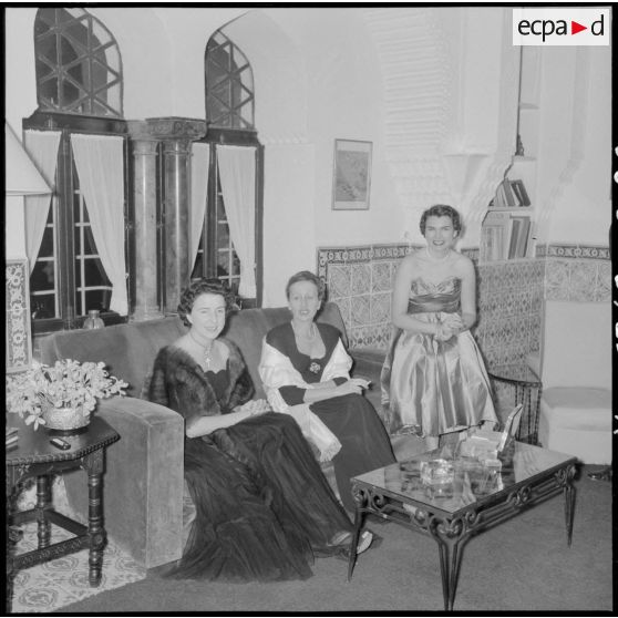 Alger. Cocktail à la villa Sidi Alaoui organisé par le vice-amiral Auboyneau et sa femme.