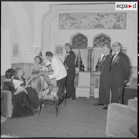Alger. Cocktail à la villa Sidi Alaoui organisé par le vice-amiral Auboyneau et sa femme.