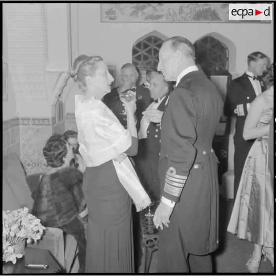 Alger. Cocktail à la villa Sidi Alaoui organisé par le vice-amiral Auboyneau et sa femme.