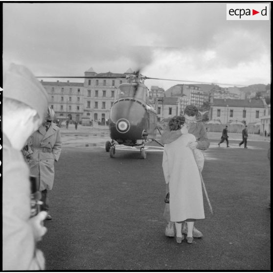 Retrouvailles entre un sous-lieutenant rescapé de l'attaque de la côte 616 et sa femme au stade Michel Cerdan d'Alger.