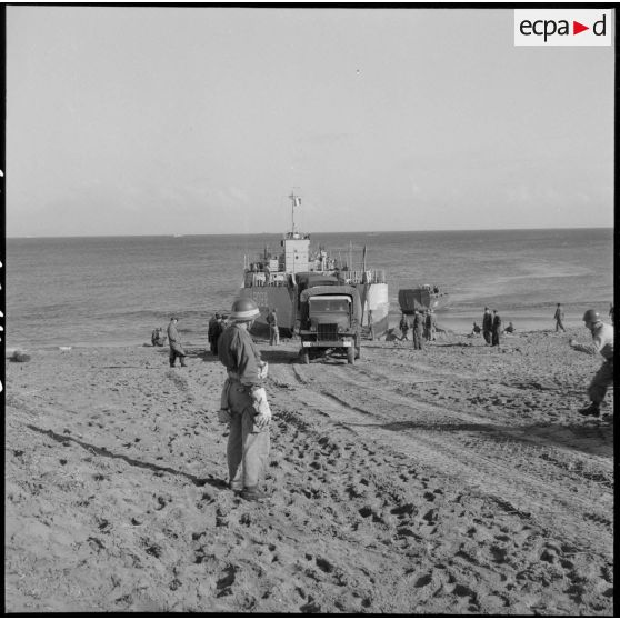 Débarquement de véhicules sur la plage d'Arzew lors d'un exercice du 2e régiment de zouaves (RZ).