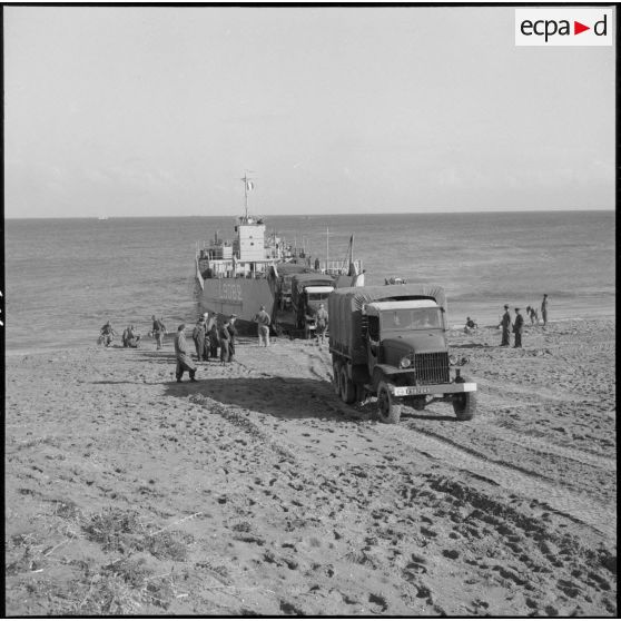 Débarquement de véhicules sur la plage d'Arzew lors d'un exercice du 2e régiment de zouaves (RZ).