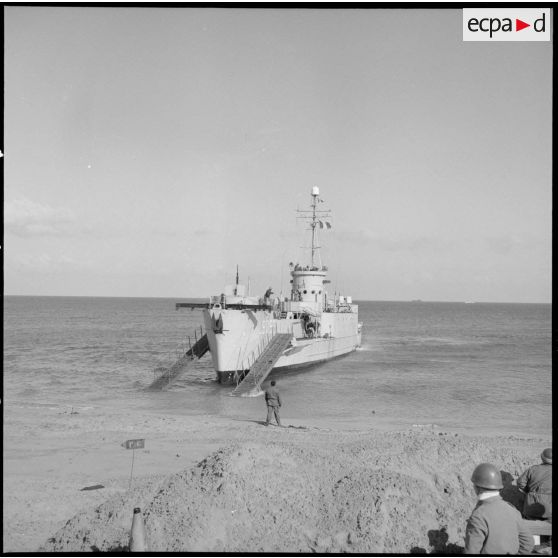 Débarquement d'un Landing craft infantry (LCI), le Cheliff, sur une plage d'Arzew lors d'un exercice du 2e régiment de Zouaves (RZ).