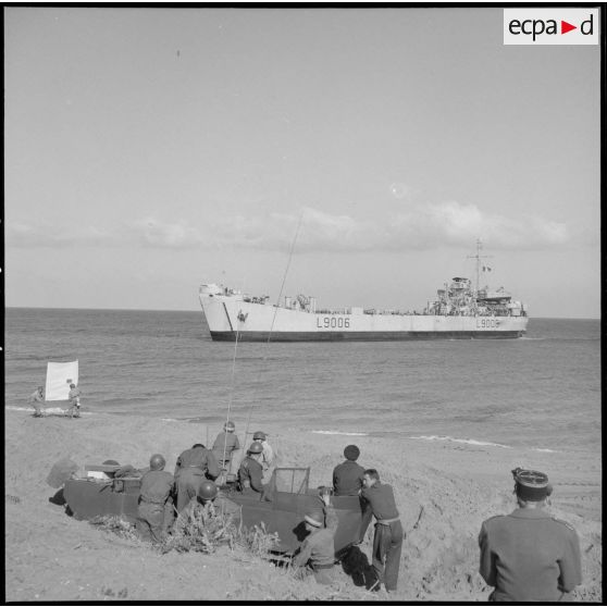 Départ du Landing craft infantry (LCI) le Cheliff sur une plage d'Arzew lors d'un exercice du 2e régiment de zouaves (RZ).