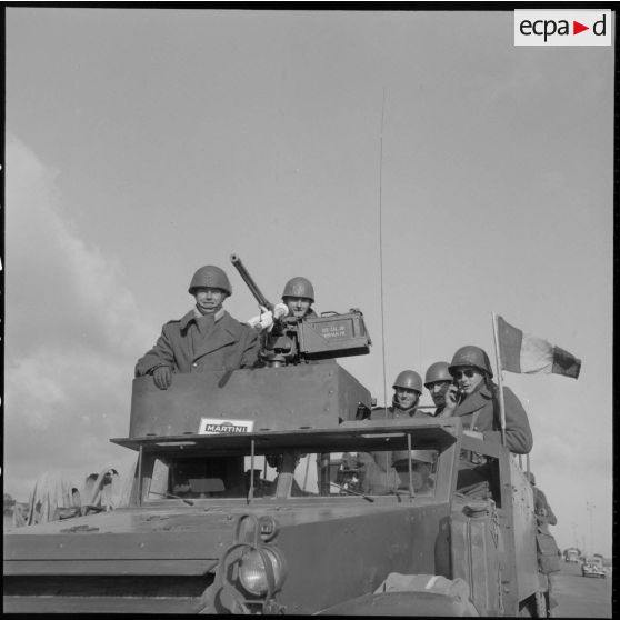 Convoi de véhicules légers Scout car M3A1 du 2e régiment de zouaves (RZ) rentrant au camp d'Arzew après un exercice.