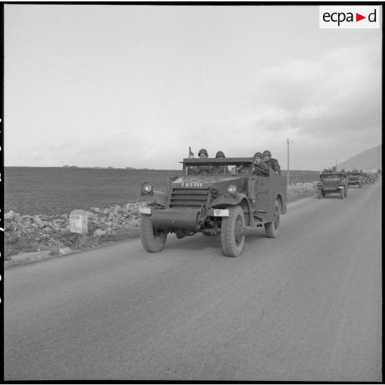 Convoi de véhicules légers Scout car M3A1 du 2e régiment de zouaves (RZ) rentrant au camp d'Arzew après un exercice.