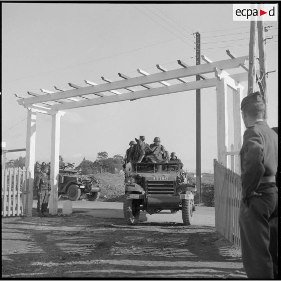 Convoi de véhicules légers Scout car M3A1 du 2e régiment de zouaves (RZ) rentrant au camp d'Arzew après un exercice.