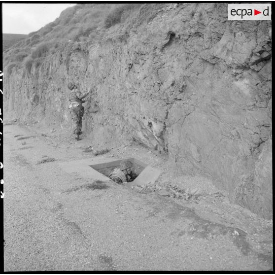 Exercice d'escalade pour le 2e régiment de zouaves (RZ) à Arzew.