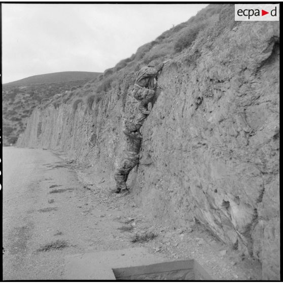 Exercice d'escalade pour le 2e régiment de zouaves (RZ) à Arzew.