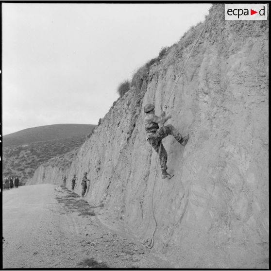 Exercice d'escalade pour le 2e régiment de zouaves (RZ) à Arzew.