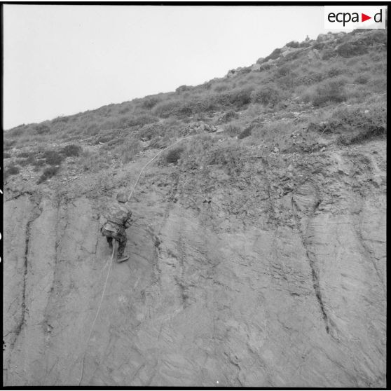 Exercice d'escalade pour le 2e régiment de zouaves (RZ) à Arzew.