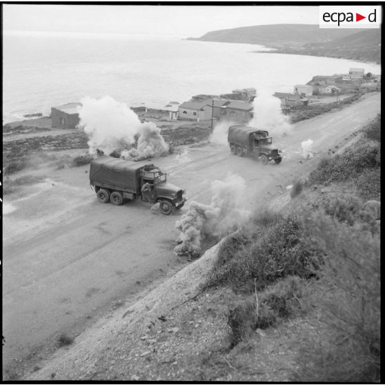 Simulation d'attaque de camions de type GMC 6x6 lors d'un exercice du 2e régiment de zouaves (RZ) à Arzew.