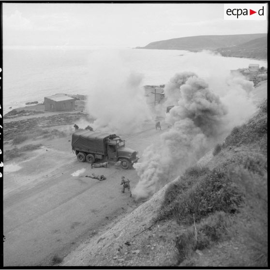 Simulation d'attaque de camions de type GMC 6x6 lors d'un exercice du 2e régiment de zouaves (RZ) à Arzew.