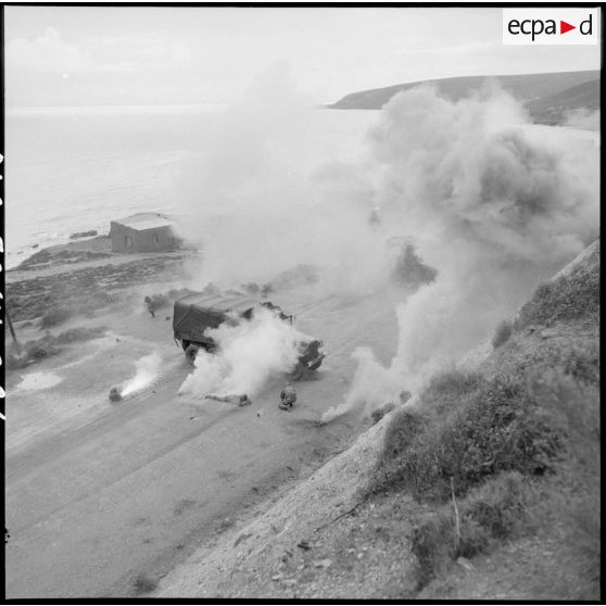 Simulation d'attaque de camions de type GMC 6x6 lors d'un exercice du 2e régiment de zouaves (RZ) à Arzew.