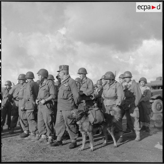 Regroupement de la 3e compagnie du 2e régiment de zouaves (RZ) après un exercice à Arzew.