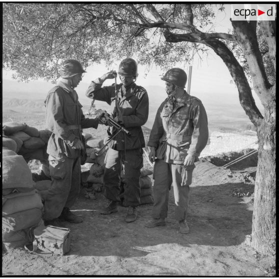 Soldats de la compagnie rurale n°227 au poste de surveillance à Zelboun.