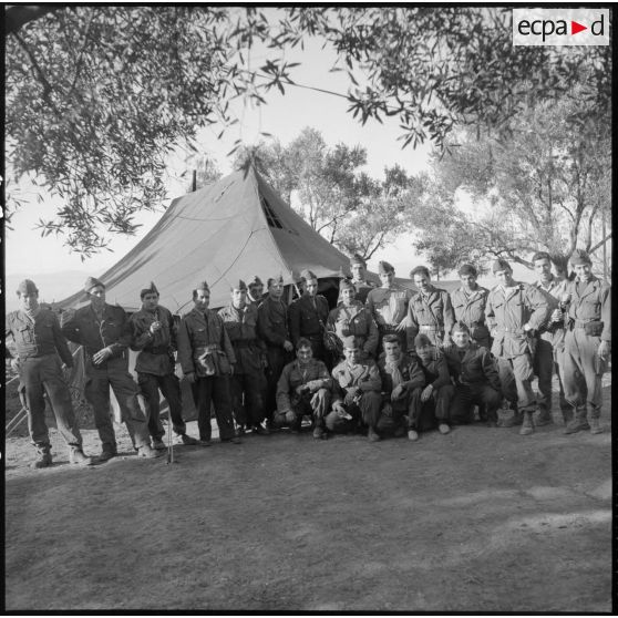 Portrait de groupe de la Compagnie rurale n° 227 devant leur campement à Zelboun.