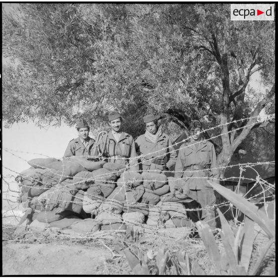 Soldats de la compagnie rurale n°227 posant derrière un poste de surveillance à Zelboun.