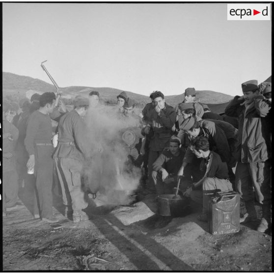 Préparation du repas par les soldats au campement de la compagnie rurale n°227 à Beni Mester.