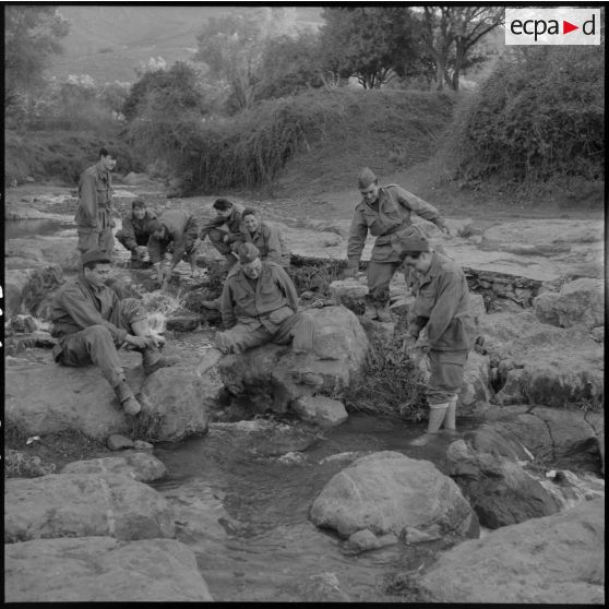 Moment de détente au bord de la rivière pour les soldats de la compagnie rurale n°227 à Zelboun.