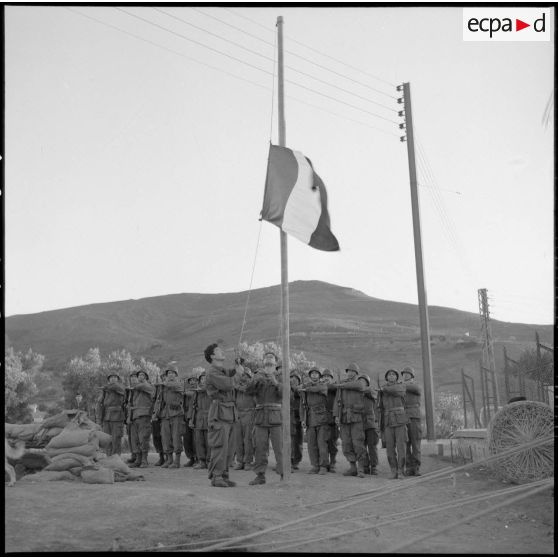 Levée des couleurs au camp de la compagnie rurale n°227 à Beni Mester.
