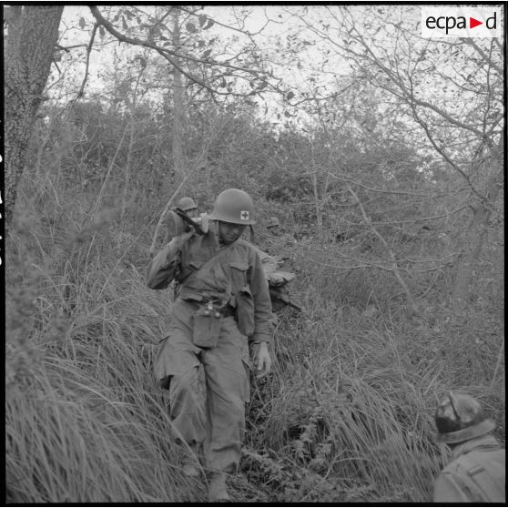 Progression de l'infirmier du 110e régiment d'infanterie motorisée (RIM) lors d'une opération dans la vallée d'Oued Masser.