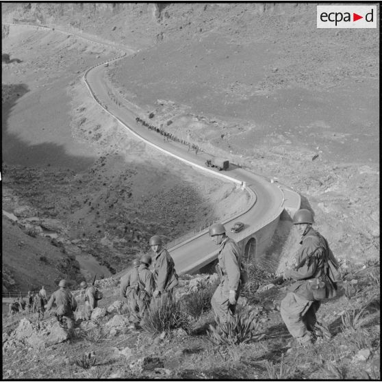 Progression du 110e régiment d'infanterie motorisée (RIM) lors d'une opération dans la vallée d'Oued Masser.