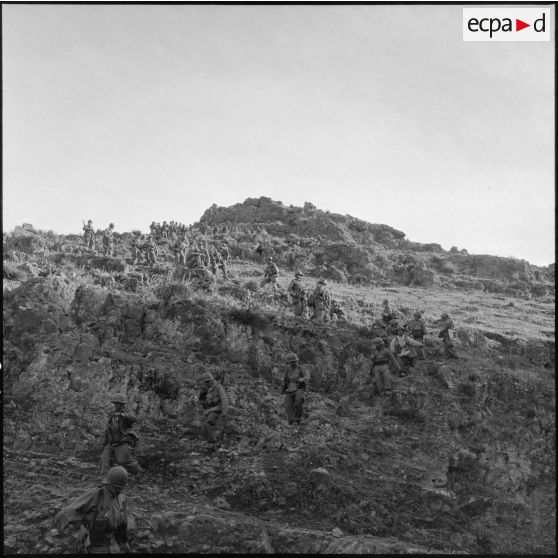 Progression du 110e régiment d'infanterie motorisée (RIM) lors d'une opération dans la vallée d'Oued Masser.