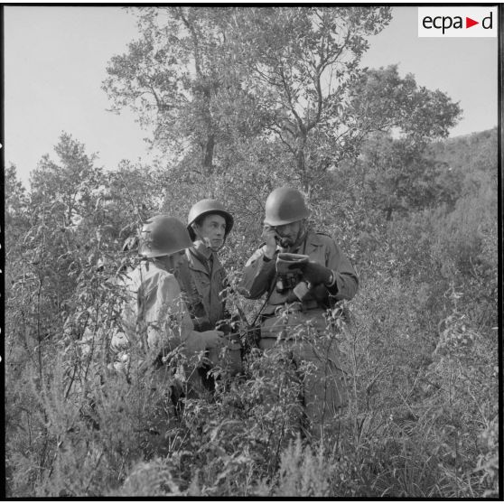 Transmissions radio pour les soldats du 110e régiment d'infanterie motorisée (RIM) en opération dans la vallée de l'Oued Masser.