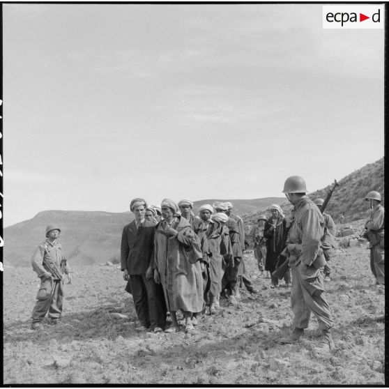 Regroupement des prisonniers algériens arrêtés lors d'une opération du 110e régiment d'infanterie motorisée (RIM) dans la vallée d'Oued Masser.