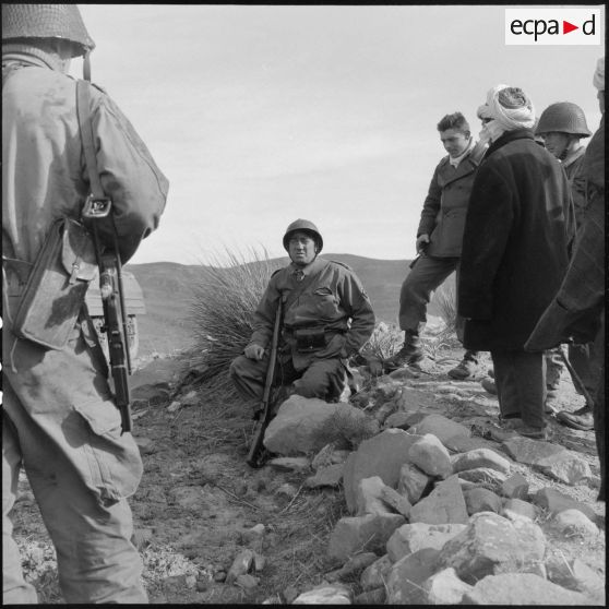 Halte lors d'une opération du 110e régiment d'infanterie motorisée (RIM) dans la vallée de l'Oued Masser.