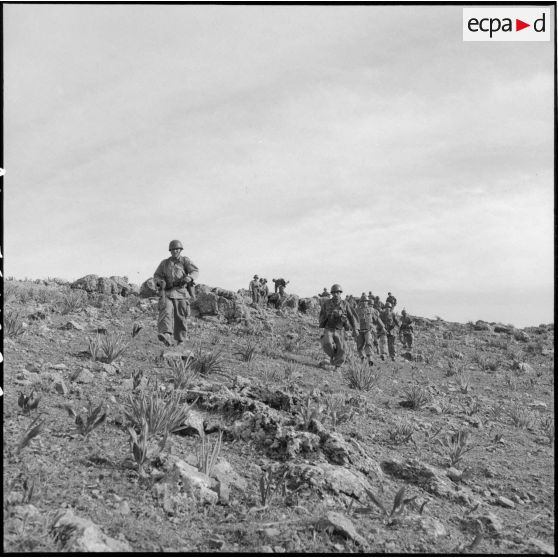 Progression du 110e régiment d'infanterie motorisée (RIM) lors d'une opération dans la vallée d'Oued Masser.