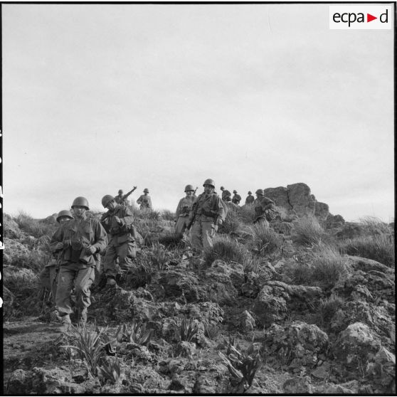 Progression du 110e régiment d'infanterie motorisée (RIM) lors d'une opération dans la vallée d'Oued Masser.