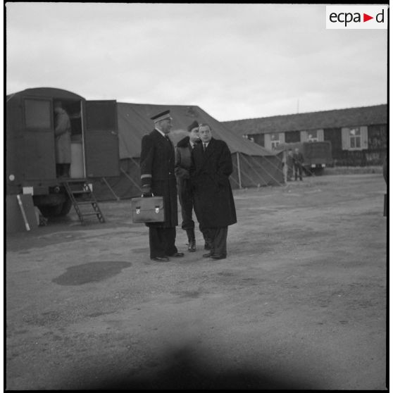 Conversation entre un officier général, un aviateur et une autorité civile dans un poste de la région de Constantine.