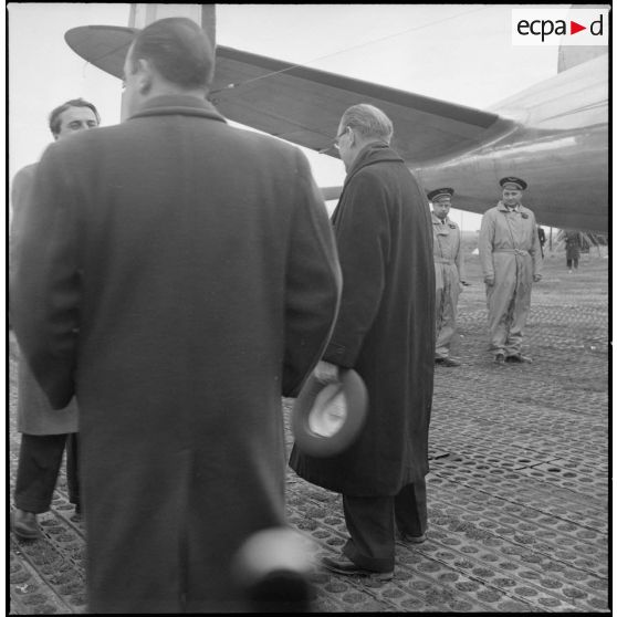Arrivée du président du conseil, Guy Mollet, sur une base aérienne de la région de Constantine.
