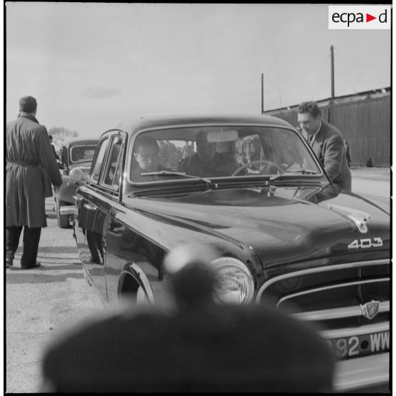 Départ en voiture du président du conseil Guy Mollet de l'aéroport après son arrivée dans la région de Constantine.