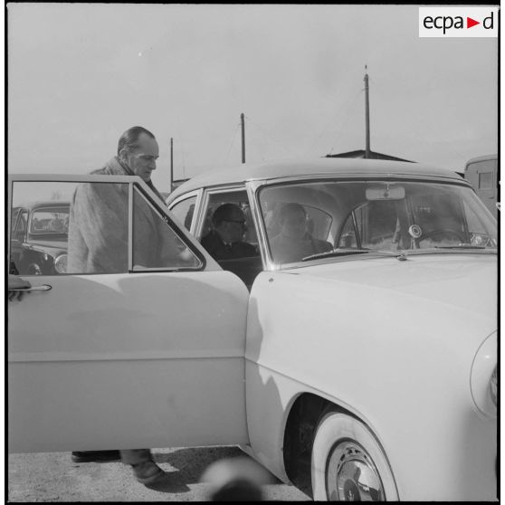 Départ en voiture du président du conseil Guy Mollet de l'aéroport après son arrivée dans la région de Constantine.