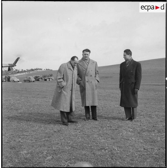 Portrait de groupe d'autorités civiles accompagnant Guy Mollet lors d'une visite officielle dans le Constantinois.
