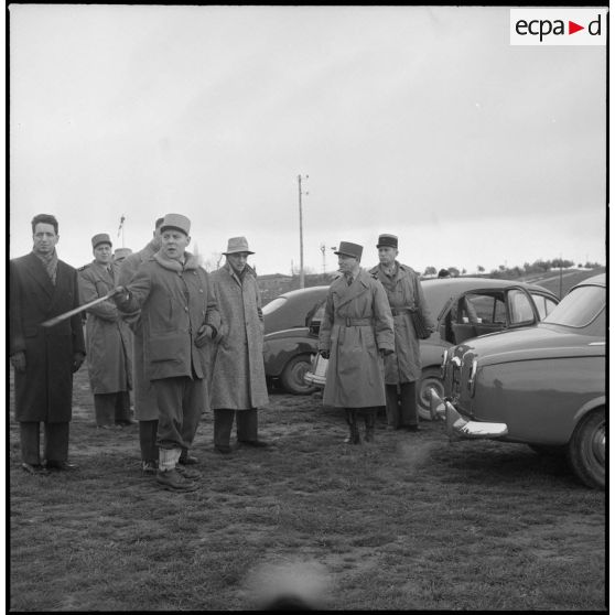 Visite d'un poste de commandement par des autorités militaires lors de la visite de Guy Mollet dans le Constantinois.