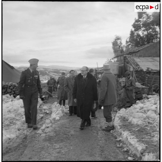 Visite d'un poste de commandement par des autorités militaires lors de la visite de Guy Mollet dans le Constantinois.