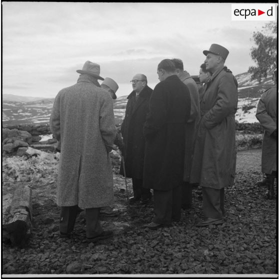 Visite d'un poste dans la région de Constantine par des autorités militaires lors de la visite du président du conseil Guy Mollet.
