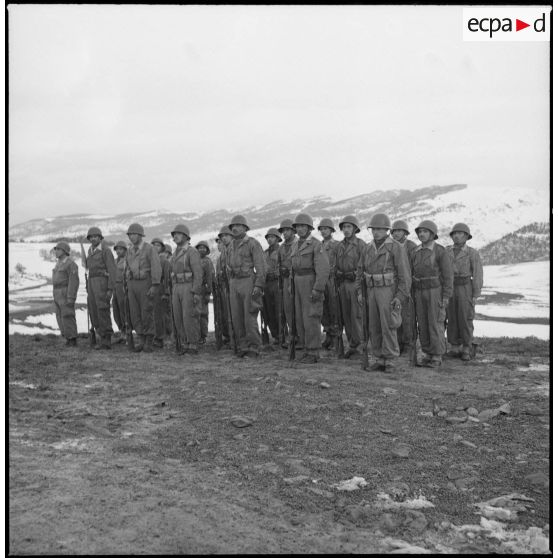 Soldats au garde-à-vous lors d'une visite de Guy Mollet dans un poste militaire du Constantinois.