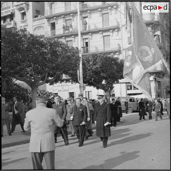 Revue des troupes du 9e régiment de zouaves (RZ) par le gouverneur général Robert Lacoste accompagné d'autorités à Alger.