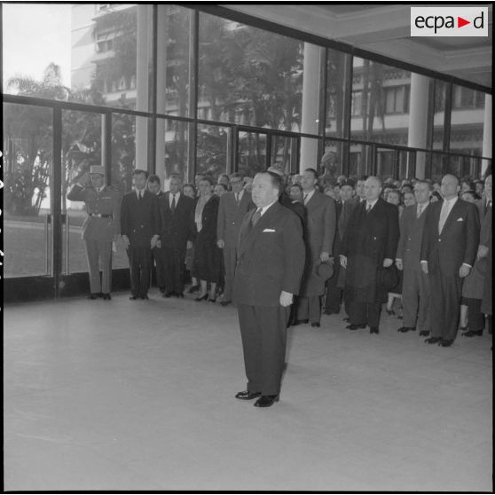 Minute de silence devant le monument commémoratif du palais du gouverneur général d'Alger pour Robert Lacoste et des officiels.